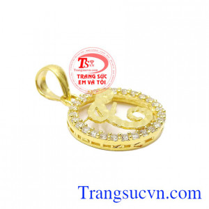 Mặt dây chữ T lấp lánh đúng như tên gọi của sản phẩm. 