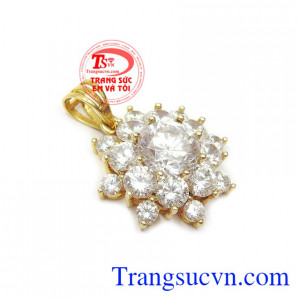 Mặt dây vàng đính á CZ kết hợp với dây chuyền mang lại nét quyến rũ, thời trang và duyên dáng cho phái đẹp Mặt dây chuyền vàng duyên dáng