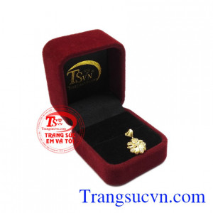 Mặt dây hoa mai vàng với kiểu dáng trang nhã, hợp thời trang, giúp phái đẹp càng thêm xinh xắn. 