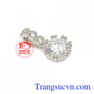 Sản phẩm sẽ là sự lựa chọn hoàn hảo cho những cô nàng yêu thích sự nhẹ nhàng, thanh tao. Mặt dây nữ thanh tao