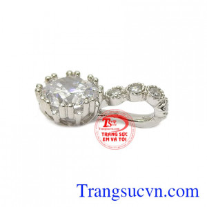 Mặt dây nữ thanh tao khiến các nàng trở nên nổi bật và thu hút ánh nhìn.