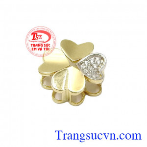 Kết hợp cùng ít đá CZ đính lên làm sản phẩm càng nổi bật và bắt mắt,Mặt dây nữ vàng cỏ 4 lá