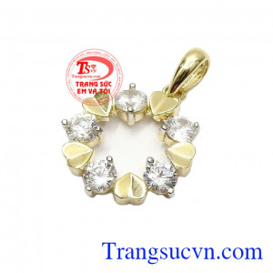 Biểu tượng hình tròn tượng trưng cho sự xoay vòng tiếp tục không kết thúc, kết hợp cùng hình trái tim mang ý nghĩa tình cảm luôn luôn nối tiếp nhau,Mặt dây nữ vàng kết nối trái tim