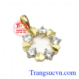 Các viên đá CZ đính cùng làm sản phẩm càng bắt sáng, nổi bật,Mặt dây nữ vàng kết nối trái tim