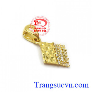 Mặt dây chuyền vàng 10k phù hợp nhiều loại dây chuyền đa dạng, tạo nên phong cách thời trang riêng cho chính bạn
