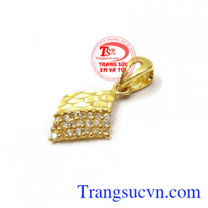 Mặt dây chuyền vàng là món quà đặc biệt ý nghĩa cho người bạn yêu thương