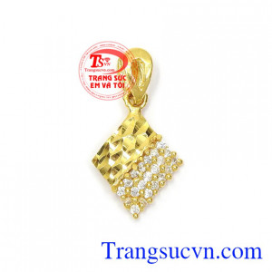 Mặt dây nữ vàng phong cách với thiết kế mới lạ, độc đáo, đính đá CZ tinh xảo rất được phái đẹp ưa chuộng