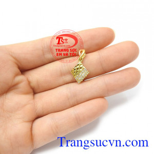 Sản phẩm phù hợp với nhiều kiểu dây chuyền và trang phục khác nhau, tạo nên sự nhẹ nhàng, tinh tế và thời trang cho người đeo