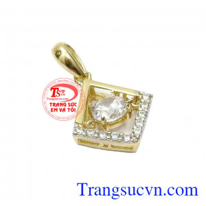 Kết hợp cùng một viên đá CZ to, sáng làm sản phẩm trở nên bắt mắt và thu hút,Mặt dây nữ vàng thời trang