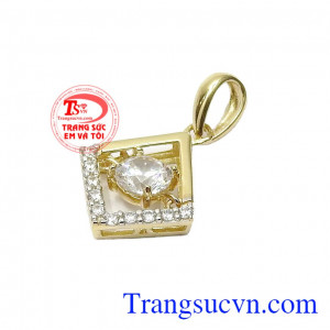 Với thiết kế hình thoi độc đáo mang lại vẻ mới lạ cho sản phẩm,Mặt dây nữ vàng thời trang
