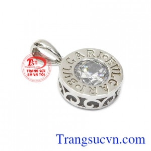 Mặt dây nữ vàng trắng ấn tượng được chạm khắc hoa văn vô cùng tinh tế, khi kết hợp cùng với dây chuyền vàng trắng mang lại vẻ cá tính, hiện đại cho nữ giới.