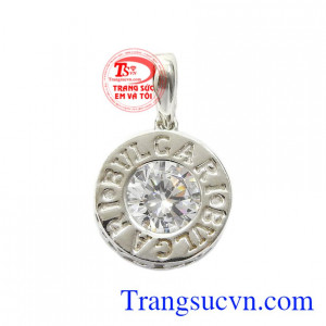 Mặt dây nữ vàng trắng ấn tượng được thiết kế đầy sáng tạo, mới mẻ làm tăng sức hút cho phái nữ.