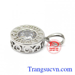 Sản phẩm sẽ là món quà xinh xắn đầy tình yêu dành cho bạn gái. Mặt dây nữ vàng trắng ấn tượng