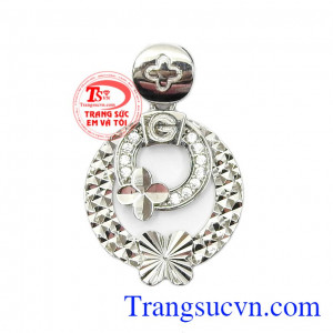 Mặt dây nữ vàng trắng nổi bật là sản phẩm được nhập khẩu hoàn toàn từ Hàn Quốc bằng vàng 10k,Mặt dây nữ vàng trắng nổi bật