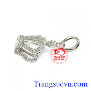 Đây chính là món quà đầy đặc biệt dành cho một nửa yêu thương vào những dịp trọng đại. Mặt dây nữ vàng trắng nữ hoàng