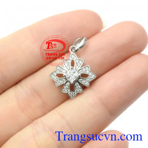 Mặt dây dễ dàng kết hợp với nhiều loại dây khác nhau, được nhiều khách hàng ưa chuộng và lựa chọn,Mặt dây nữ vàng trắng quý tộc