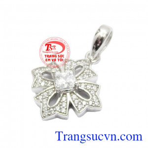 Sản phẩm là món đồ trang sức không thể thiếu mỗi khi ra ngoài của phái đẹp,Mặt dây nữ vàng trắng quý tộc