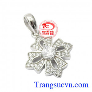 Thiết kế tỉ mỉ, kiểu dáng lạ mắt khiến phái nữ trở nên kiêu sa khi sử dụng,Mặt dây nữ vàng trắng quý tộc