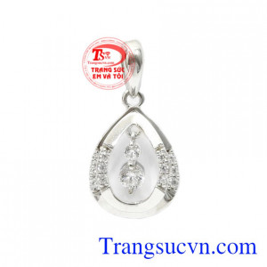 Mặt dây nữ vàng trắng tinh tế là sản phẩm sẽ khiến nhiều chị em mong chờ và yêu thích.