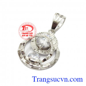 Với thiết kế hình tròn lồng nhau được phay bắt sáng kết hợp cùng đá 2 viên Cz to làm sản phẩm trở nên nổi bật, lấp lánh,Mặt dây nữ vàng trắng trang nhã