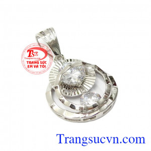 Chế tác theo kiểu dáng sang trọng, quý phái phù hợp với các dịp đặc biệt quan trọng mang lại sự tỏa sáng cho người dùng,Mặt dây nữ vàng trắng trang nhã