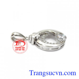 Ngôi sao sẽ luôn xoay quanh mặt trăng, hình ảnh này tượng trưng cho một tình yêu vĩnh cửu. Mặt dây nữ vàng trắng vĩnh cửu