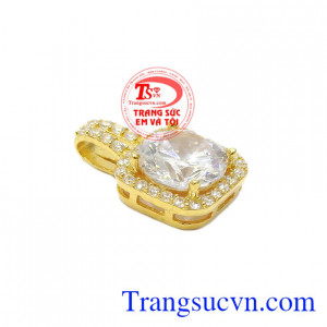 Mặt dây quý phái sang trọng được chế tác từ vàng tây 10k cùng kết hợp với những viên đá nhân tạo lấp lánh.