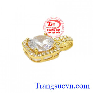 Thiết kế sang trọng, quyến rũ giúp phái nữ càng trở nên kiều diễm khi đeo mặt dây. Mặt dây quý phái sang trọng