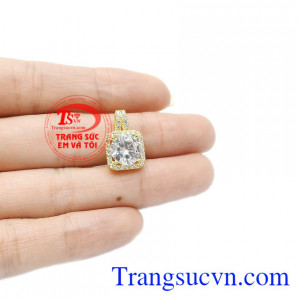 Chỉ với chiếc mặt dây nhỏ nhưng lại có sức mạnh lớn giúp hoàn thiện hơn cho bạn gái. Mặt dây quý phái sang trọng