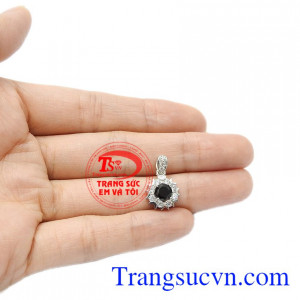 Thiết kế tinh tế, sang trọng giúp tôn lên vẻ đẹp của người dùng. Mặt dây saphir tinh tế