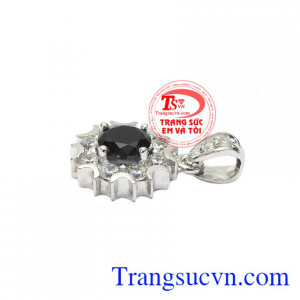 Đá saphir đen thích hợp cho người mệnh mộc và mệnh thủy mang lại sự thành công, may mắn và thịnh vượng. Mặt dây saphir tinh tế