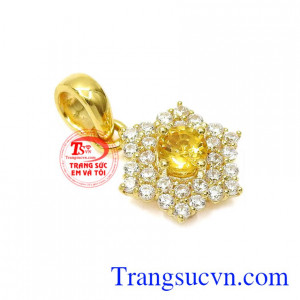 Sản phẩm lấy cảm hứng từ những bông hoa mùa xuân đầy sức sống và tươi mới với điểm nhấn là viên Sapphire thiên nhiên vàng. Mặt dây Sapphire hoa vàng