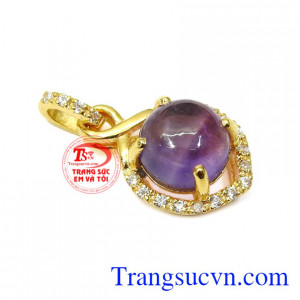 Đá thạch anh tím giúp bạn giảm căng thẳng, áp lực trong cuộc sống, khiến tinh thần thoải mái, yêu đời hơn. Mặt dây thạch anh tím tinh tế 