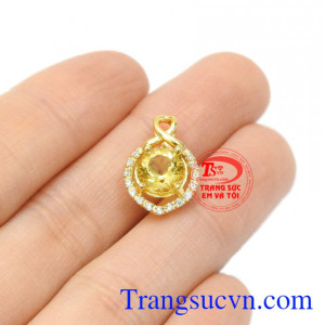Đây thực sự là món trang sức thích hợp làm quà tặng với thông điệp nhắn gửi yêu thương. Mặt dây thạch anh vàng thanh thoát