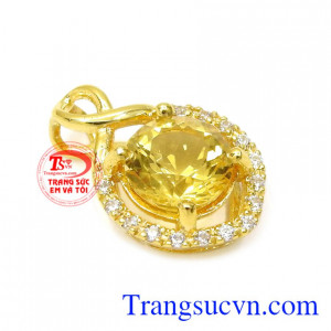 Mặt dây này mang lại nhiều may mắn cho những người mang mệnh Kim và Thổ. Mặt dây thạch anh vàng thanh thoát