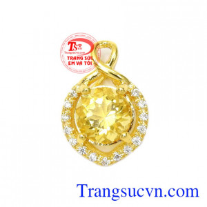 Mặt dây thạch anh vàng thanh thoát là sản phẩm hiện đang được nhiều các quý cô yêu thích.