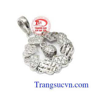 Biểu tượng hình trái tim nối tiếp nhau tạo thành một vòng tròn không có điểm đầu và kết thúc mang ý nghĩa một tình yêu bền vững và kéo dài mãi mãi,Mặt dây vàng trắng trái tim