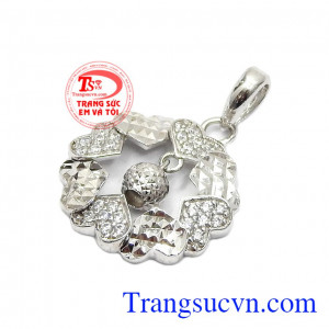 Mỗi hình trái tim lại được chế tác kiểu dáng đan xen làm tăng thêm sự nổi bật cho sản phẩm,Mặt dây vàng trắng trái tim
