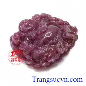 Sản phẩm được chạm khắc trên đá Ruby cao cấp khẳng định vị thế.