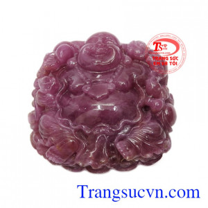 Mặt Phật Di Lặc Ruby cầu phúc được chạm khắc tinh tế từ cả hai mặt công phu, trang trọng.