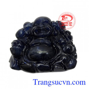 Mặt phật Di Lặc Saphire tài lộc được chạm khắc tinh xảo từ đá Sapphire thiên nhiên sáng bóng.