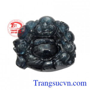 Mặt phật Di Lặc Sapphire an lành được chạm khắc tinh xảo, đường nét vô cùng tinh tế.