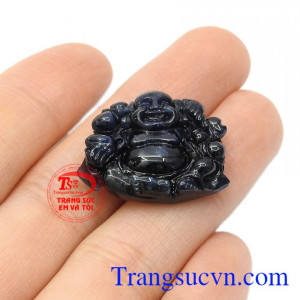 Sản phẩm có thể dùng làm mặt dây bọc vàng mang lại vẻ quyền quý, sang trọng. Mặt phật Di Lặc Sapphire lộc phát