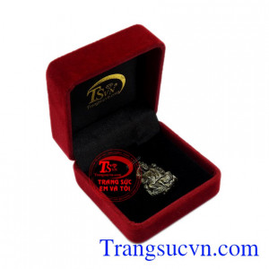 Mặt phật Quan Âm Sapphire an nhiên mang lại điều may mắn, tốt lành cho gia chủ.