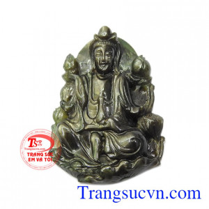 Mặt phật Quan Âm Sapphire an nhiên được chế tác tỉ mỉ từ đá Sapphire thiên nhiên chất lượng.