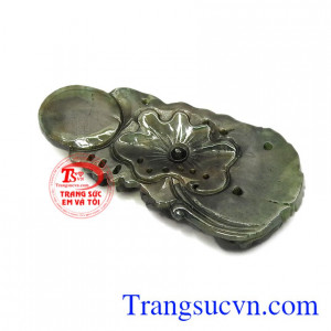 Phật Quan Âm người là biểu tượng của sự nhân từ, bác ái, khổ độ chúng sinh.