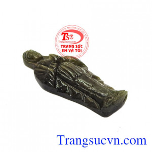 Mặt saphir Đức mẹ cầu nguyện được chạm khắc tinh tế và đẹp mắt.