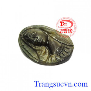 Mặt saphir Đức mẹ Maria nhân từ được chạm khắc vô cùng tinh xảo. 