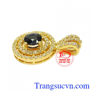 Mặt Sapphire nữ hoàng ánh sáng là món trang sức đầy lôi cuốn, hợp thời trang. 