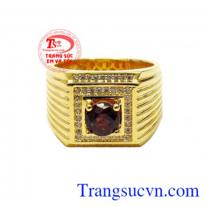 Sự kết hợp hoàn hảo mang đến cho chiếc nhẫn vẻ đẹp nam tính, mạnh mẽ, đẳng cấp,Nhẫn nam Garnet quý ông
